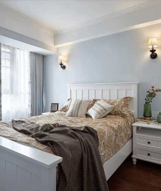 次卧室床头背景墙刷了蓝色墙漆,搭配白色家具,清新自然.