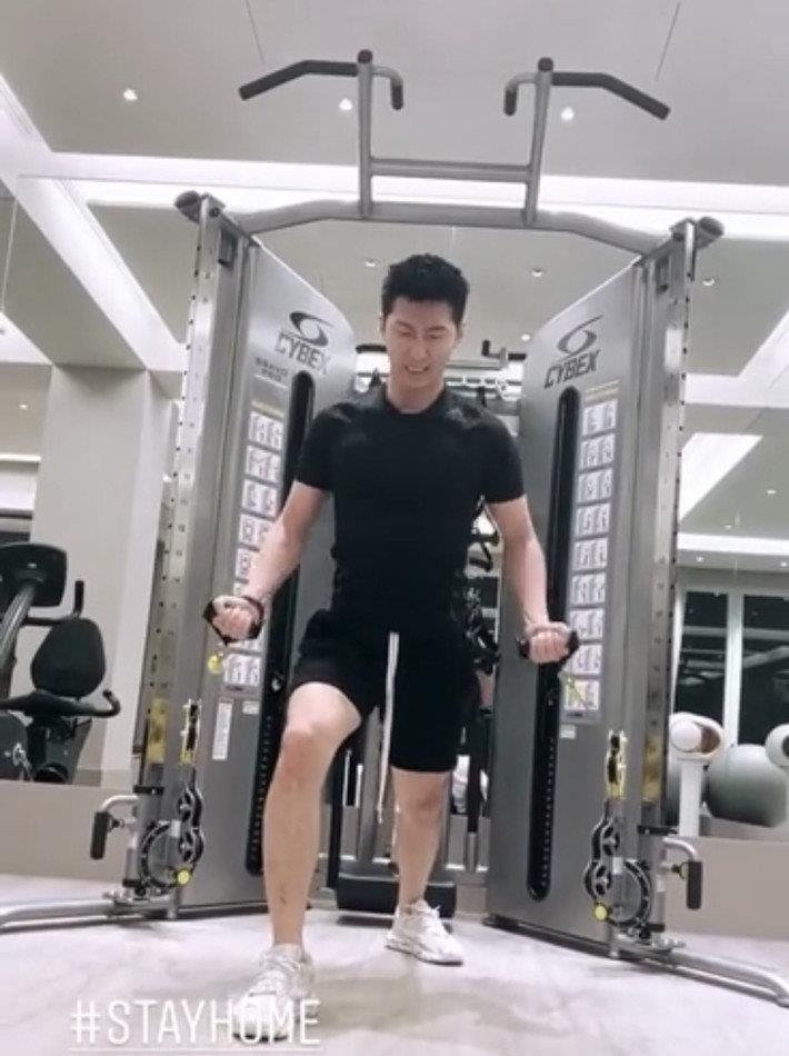 从何超莲晒出的图中我们可以看出窦骁肌肉感十足,正在努力拉臂力锻炼