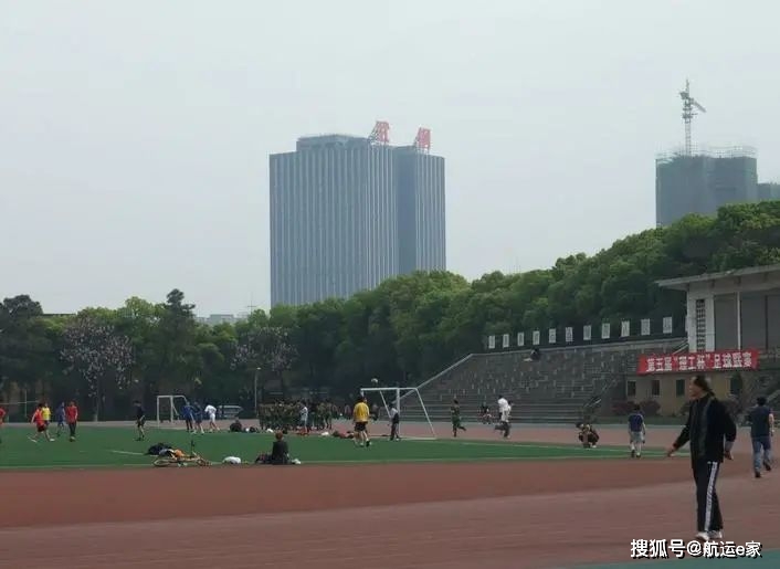 武汉理工大学余家头校区:学校操场