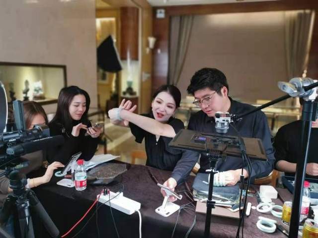 淘宝top主播"恩佳n"溯源云南 专场直播 百万补贴让你买到手软