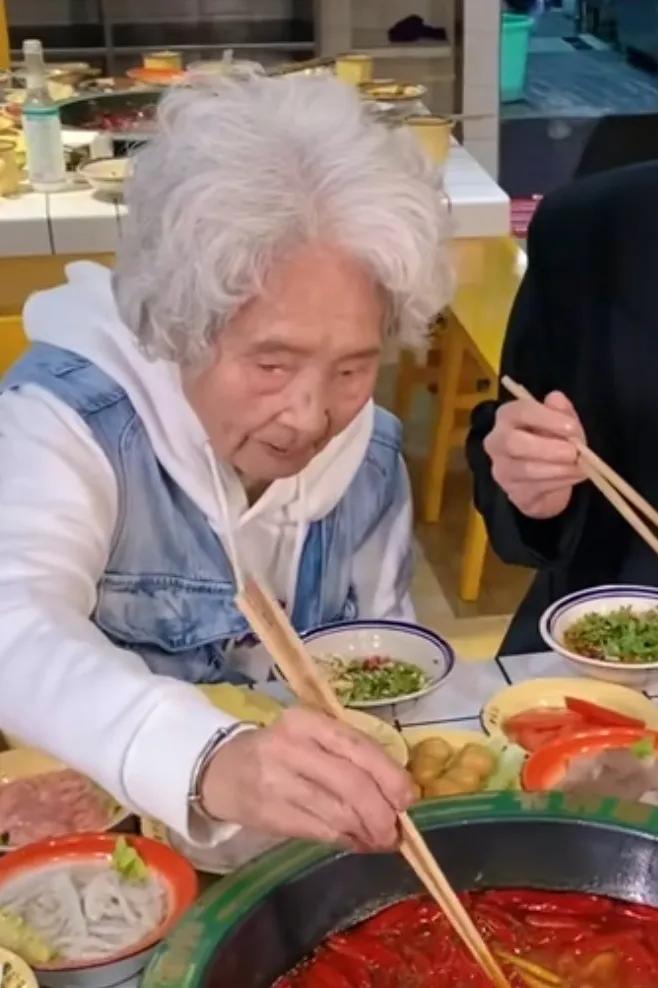老年人vs年轻人当代老年人的生活到底有多野