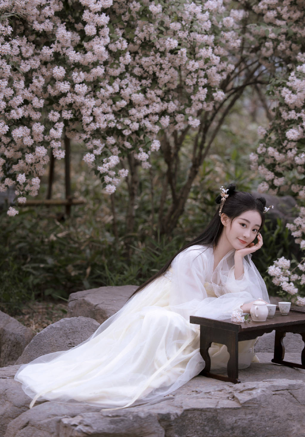 5月13日,祝绪丹晒出最新古风写真,穿着古装的她气质灵动,宛如仙女下凡