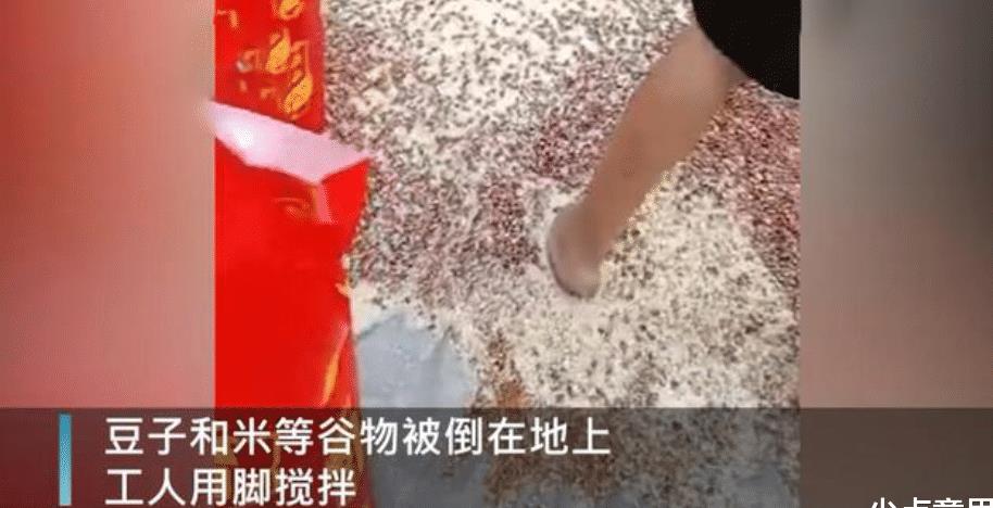 原创东莞工人赤脚搅拌八宝粥目击者脚底都是黑的很不卫生