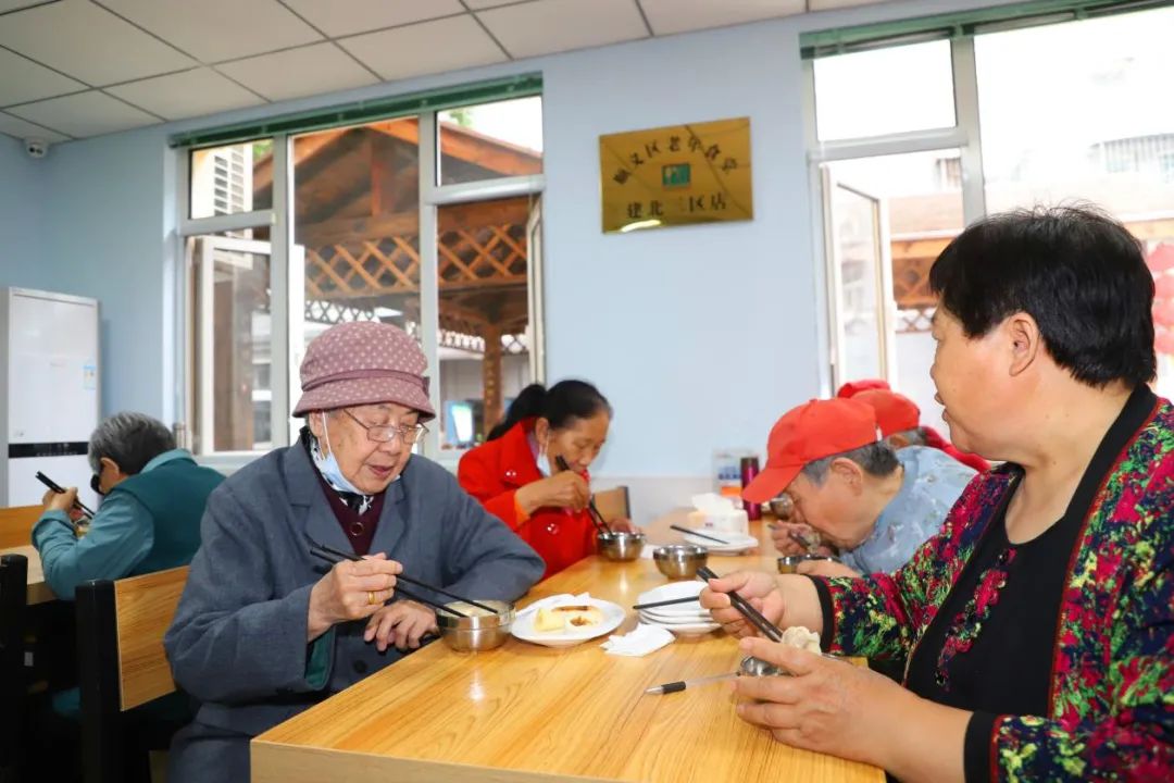 社区居民正在老年食堂就餐