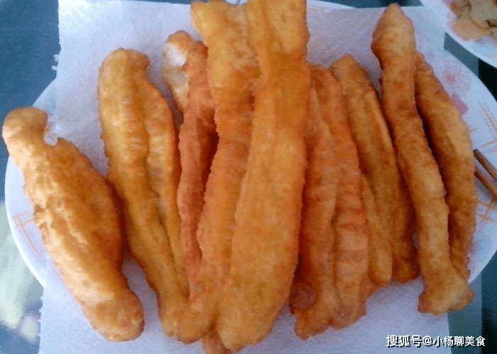 油条别再出去买,自己做更好吃,加入这三样,油条香酥美味!