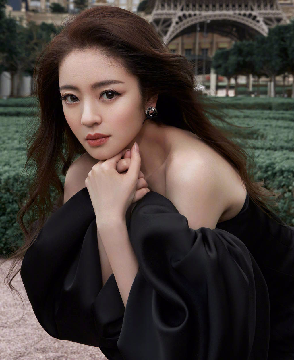 安以轩身穿白色连衣裙大秀美腿 安以轩五官
