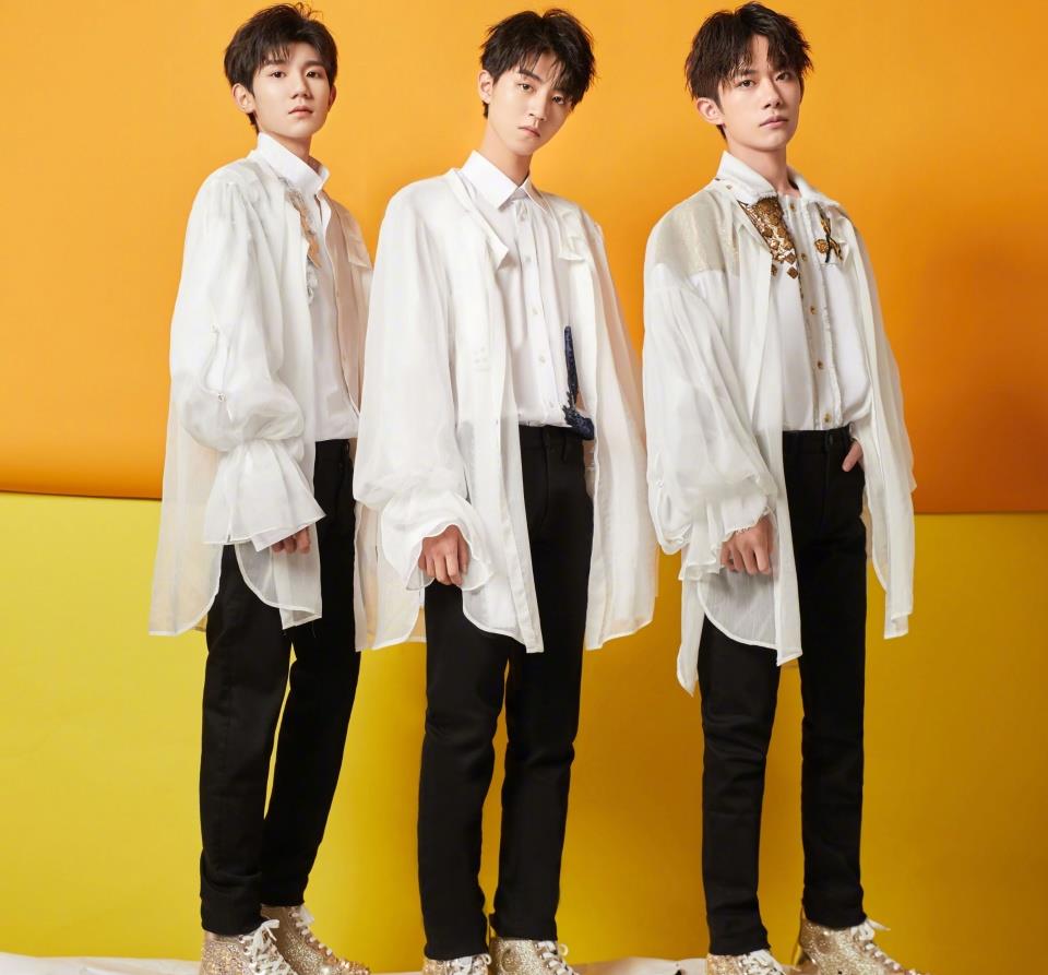 原创次元壁破了!tfboys分别和五月天李赫宰合影,再现熟悉的摆拍姿势