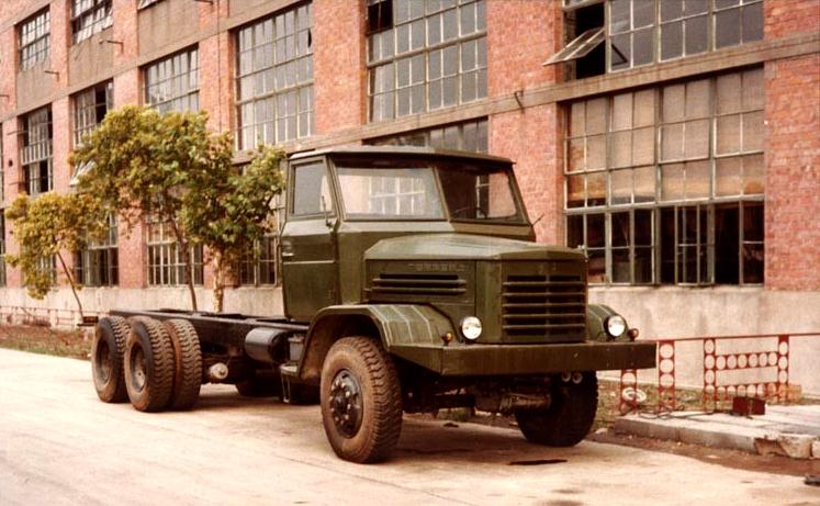 上世纪60年代问世被称国产最大载重车的交通牌重型卡车