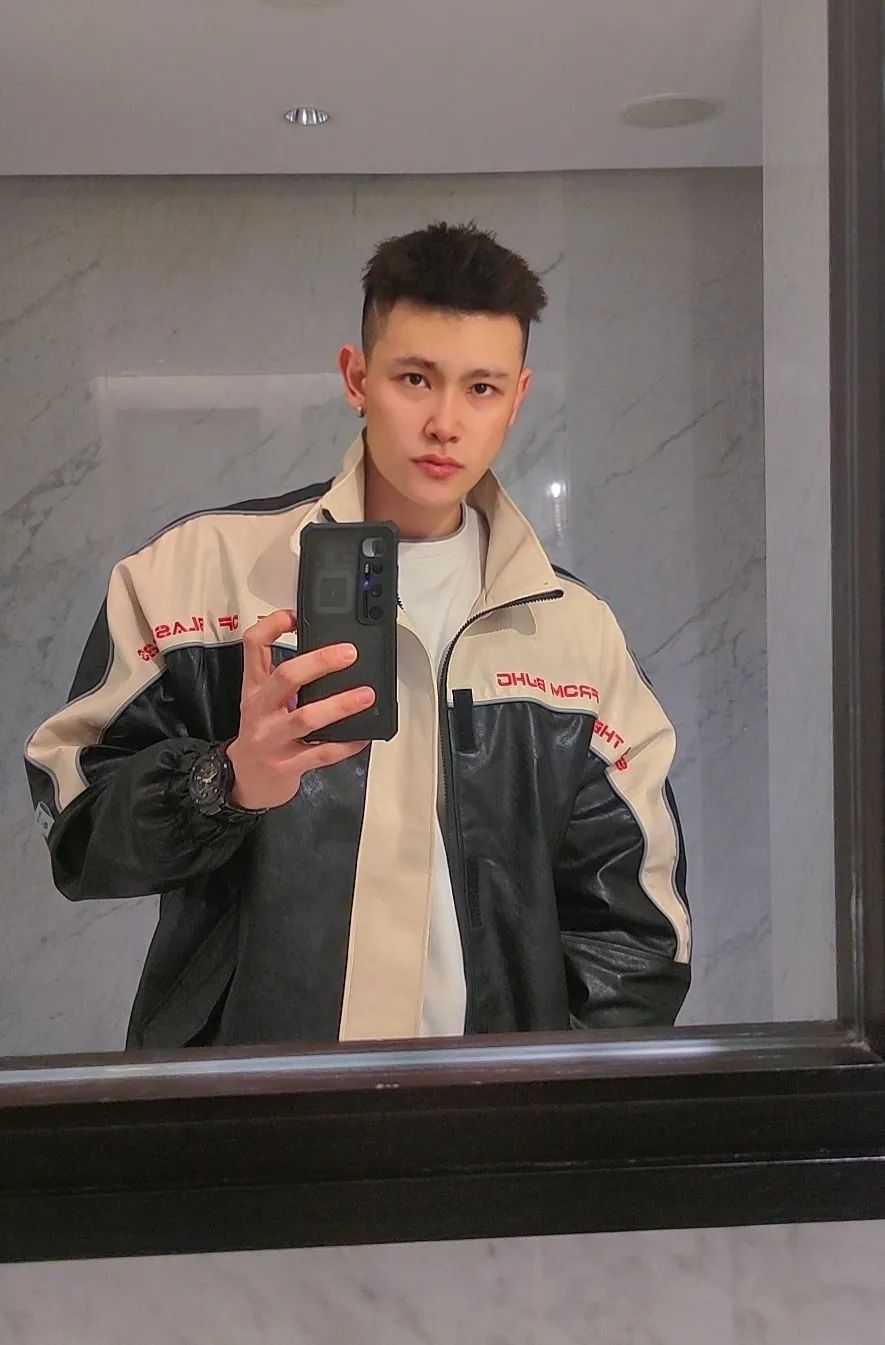 小哥哥的网名叫arel_,被网友们亲切的称为浩楠.