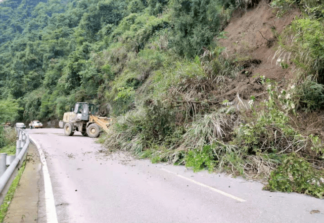 据了解,受连续强降雨影响,永顺县城市道路董家塘路段于5月13日晚8点