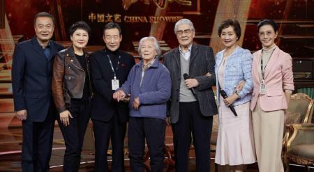 渴望剧组再聚首蓝天野李雪健成团宠张凯丽落泪赋诗一首