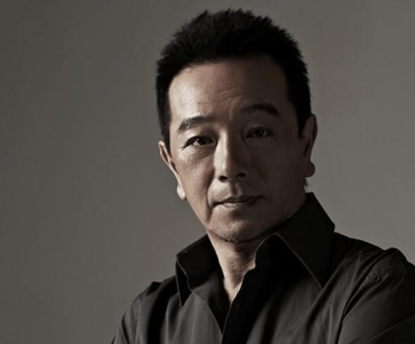 他是著名演员张晨光为了娶妻,连续送4年玫瑰,所有房产