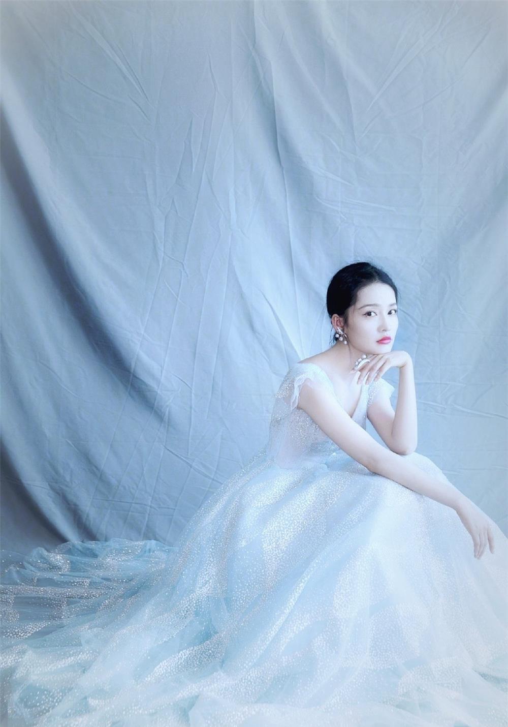 李沁美的好惊艳,穿露背纱裙宛如仙女下凡,她这是吃"仙丹"了吗