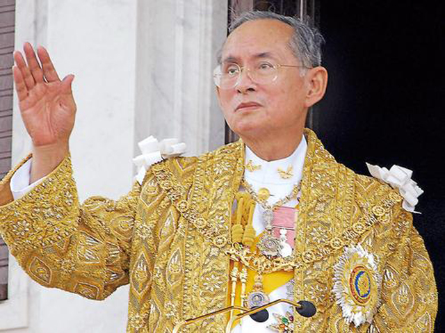 已故泰王拉玛九世,是如何从"傀儡"变成泰国人心中的"神"的?
