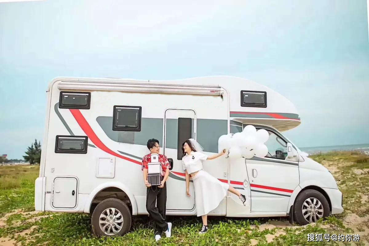 在这个充满爱的季节给ta一场独一无二的房车旅行婚礼吧