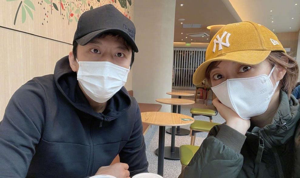 李云迪晒邓超一家合影,孙俪和儿子酷似,女儿展现家族强大基因