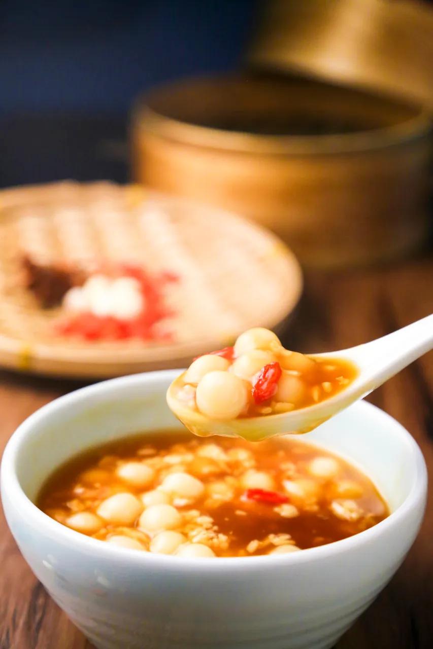 冬日时,一碗暖暖的红糖醪糟小汤圆,是重庆人的 窝心小火炉;而在夏日