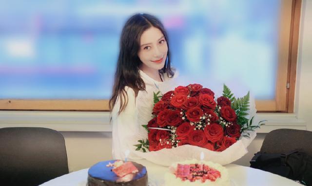 原创angelababy晒31岁生日照,玫瑰花配两个蛋糕,所穿衣服格外应景