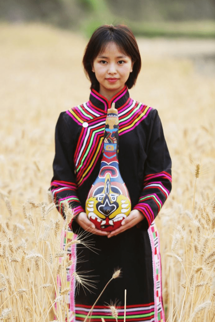 图三 拉祜族姑娘手捧葫芦