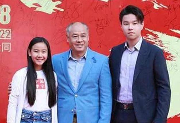 李宁的妻子陈永妍也是一名体操运动员,取得的成绩也是非常棒的,而现
