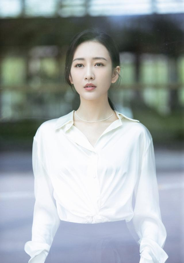 37岁王鸥美炸天!一袭真丝衬衫搭阔腿裤美成精英女王,气质更绝杀?
