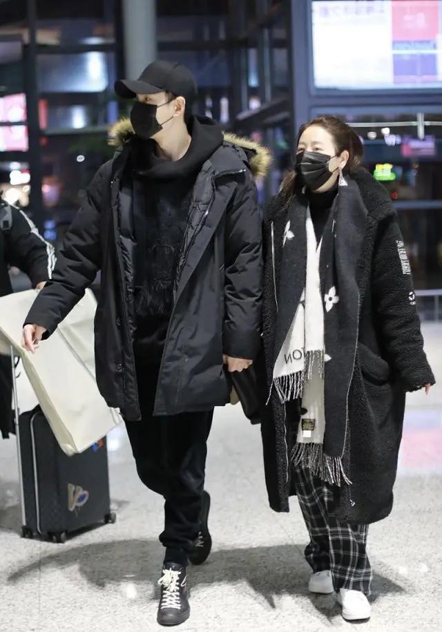 经超夫妇恩爱秀不停!经超穿羽绒服高大帅气,40岁李琳变小娇妻?