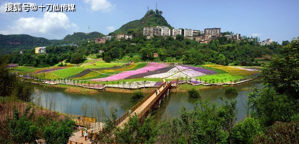 七彩玻璃花海栈道,脚踩白云,让您感受凌空千米神奇的花田酒地