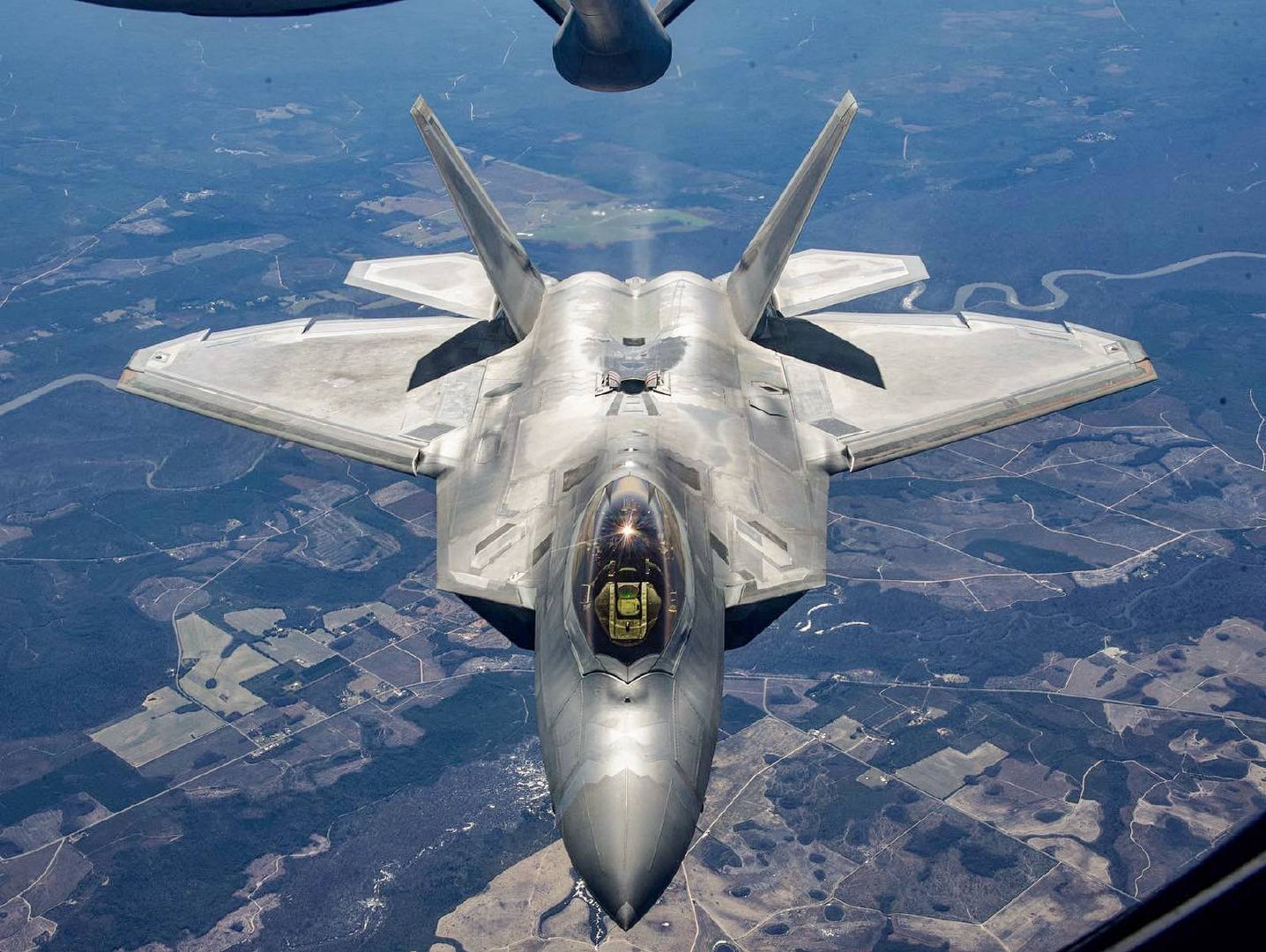 原创美国空军大修f-22战机,终于可以发射aim-9x导弹,已升级143架