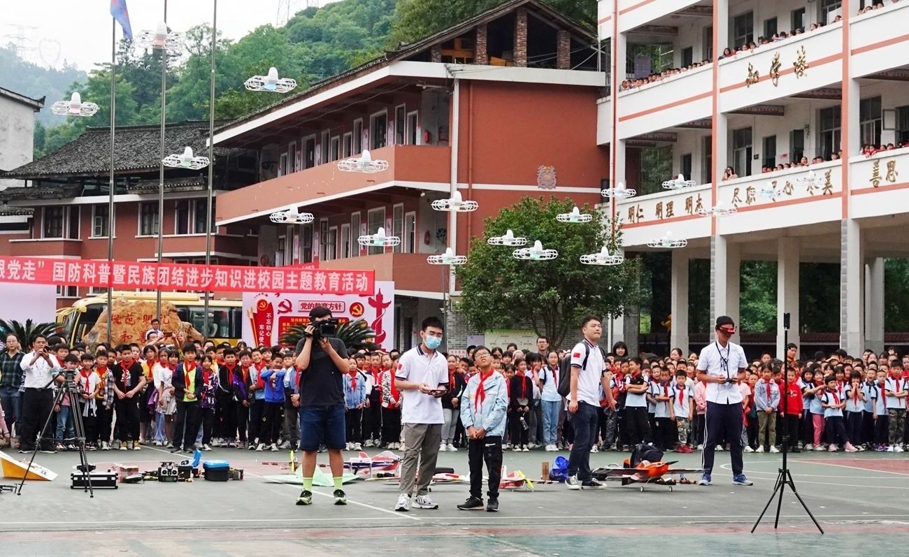 他们先后深入到龙胜县实验中学,高要友谊小学,龙脊镇小学,泗水乡中心