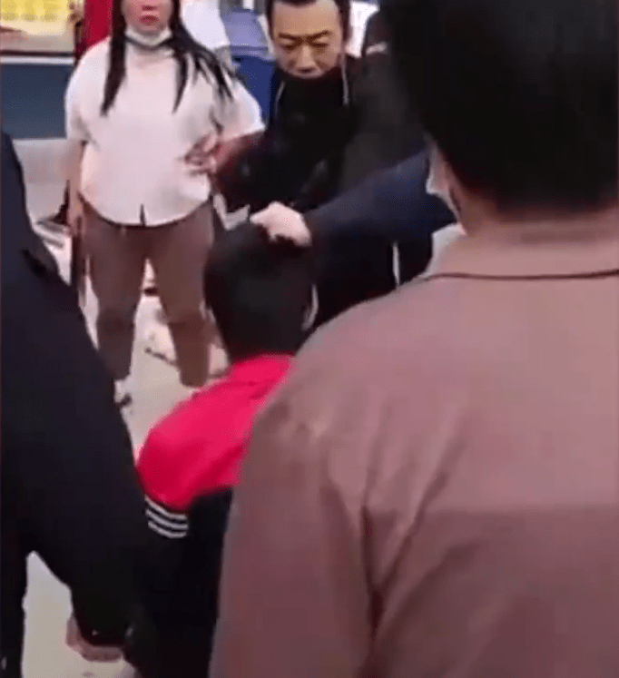 少年当街追打母亲,路人看不惯罚其下跪道歉:敢打你妈,真是混账_男孩
