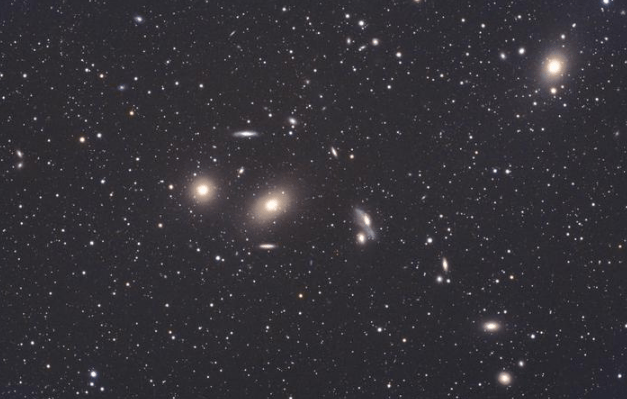室女座马卡良星系链