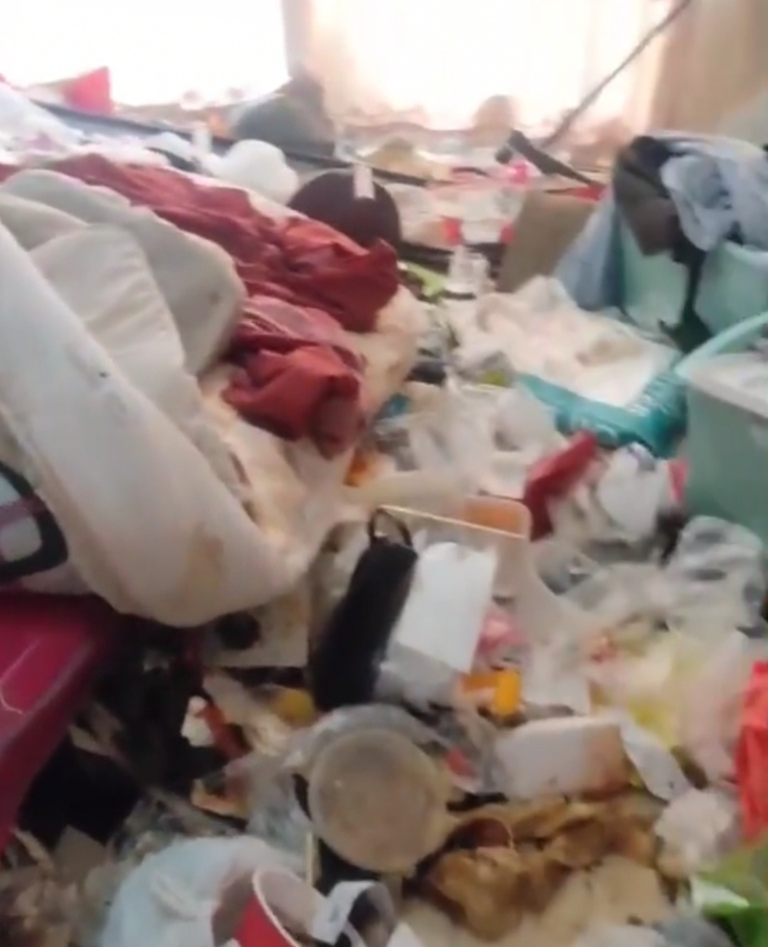 原创哈尔滨美女租户把房子住成了垃圾站,用过的卫生巾扔满了卫生间