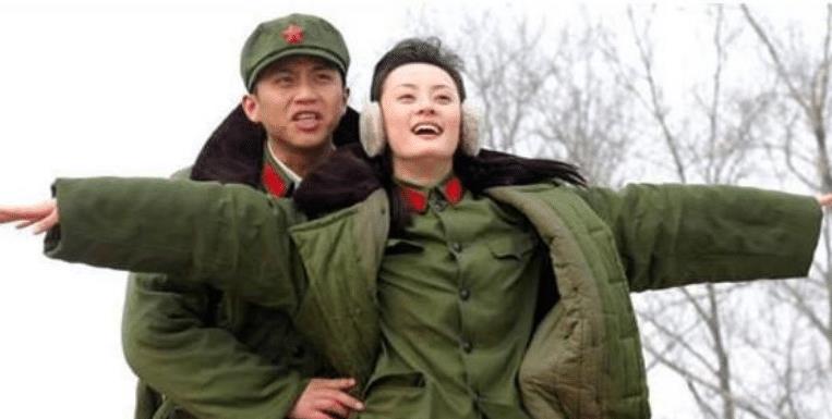就这么蹲在地上穿着"军大衣",帽子一边还掉了下来,手里拿着面包真的有