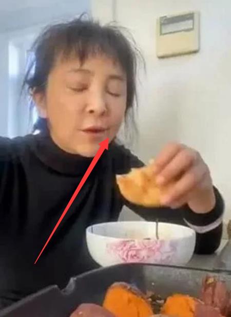 56岁李勤勤晒近照,蓬头垢面不修边幅,厨房啃三烧饼一嘴残渣
