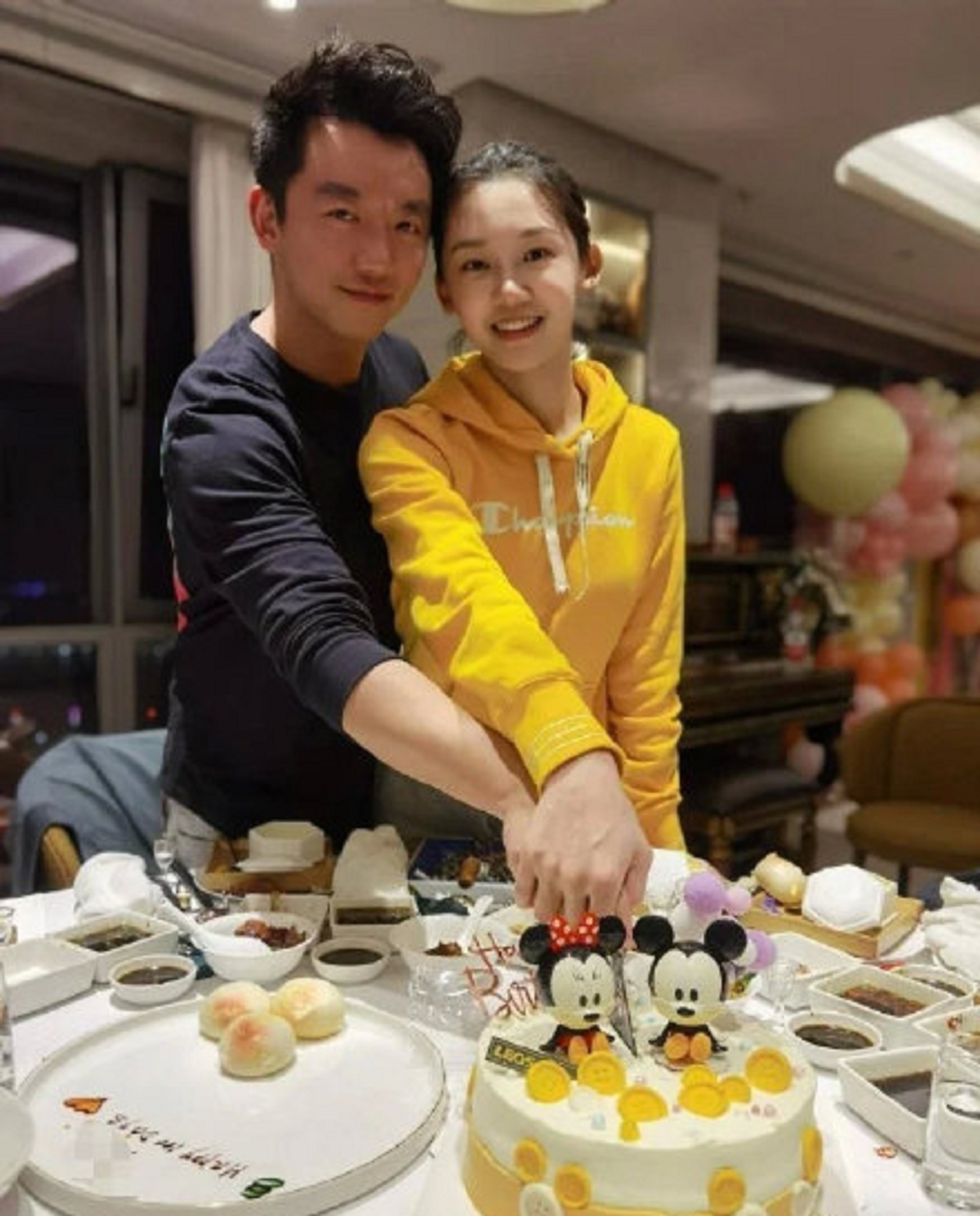 郑恺苗苗在跑男大秀恩爱并透露苗苗近期最大的心愿是生二胎
