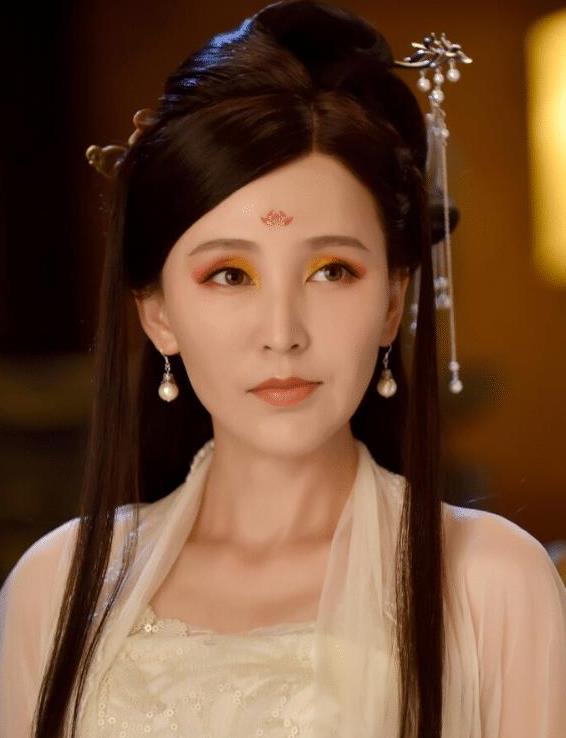 她19岁与爱人定终身,住地下室裸婚连生3娃,后被丈夫用多部剧捧红!