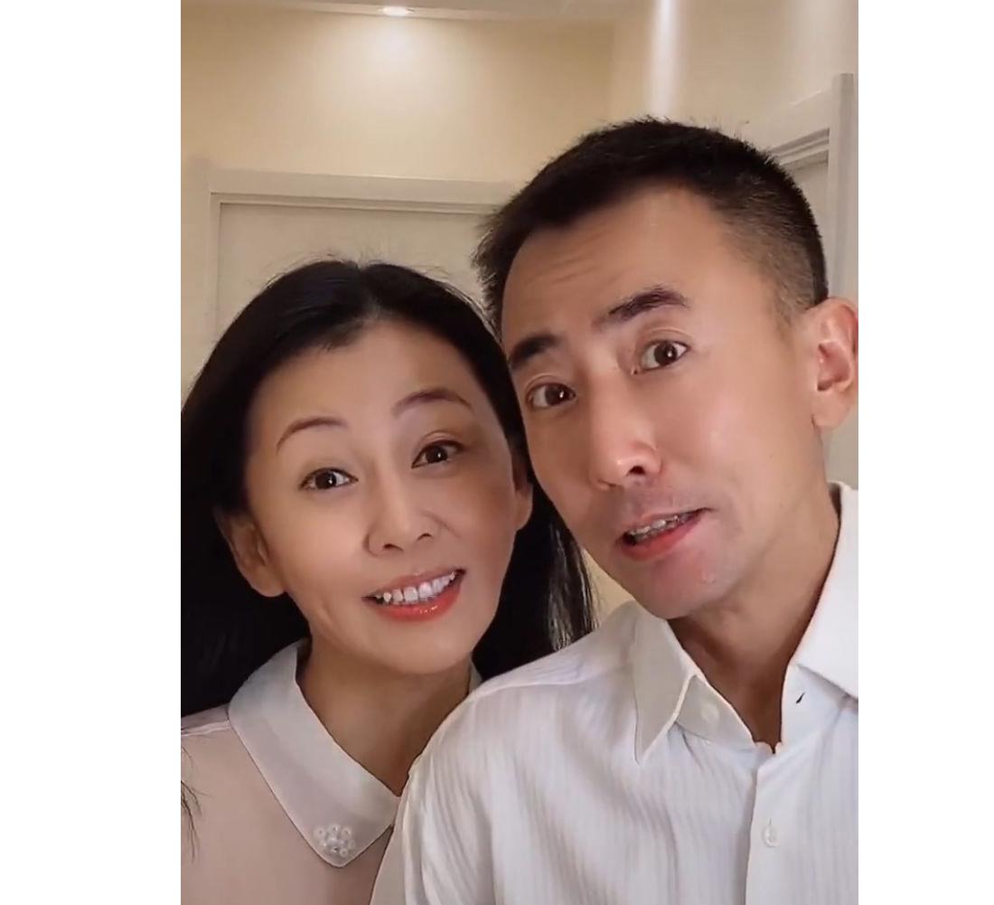 原创"齐妃"张雅萌罕见晒家人 老公外形不输张晓龙 20岁儿子颜值超高