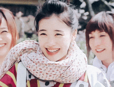 笑起来眼睛弯成月牙儿, 纯真的像个孩子一般.