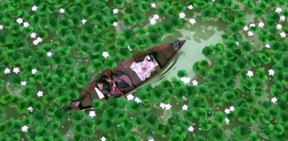 太浪漫,吴奇隆在荷花池的小船上唱《三寸天堂》,一秒唤起回忆!