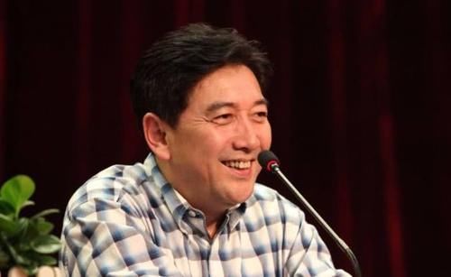 央视主持人水均益近照,隐藏了9年的老婆,原来是我们熟悉的她