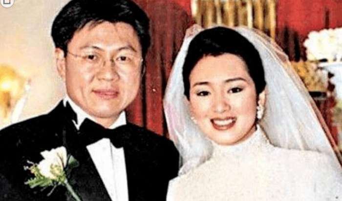 1996年,巩俐与英美烟草公司亚太区总裁黄鹤翔结婚,最终实现了自己的