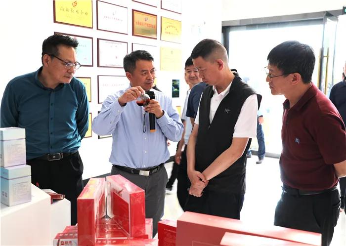 楚雄州委副书记州政法委书记李明率队到云南爱尔康公司调研指导工作