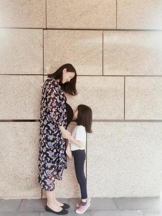 张梓琳官宣二胎得女!晒头胎对比照片变化大,俩女儿长得一模一样