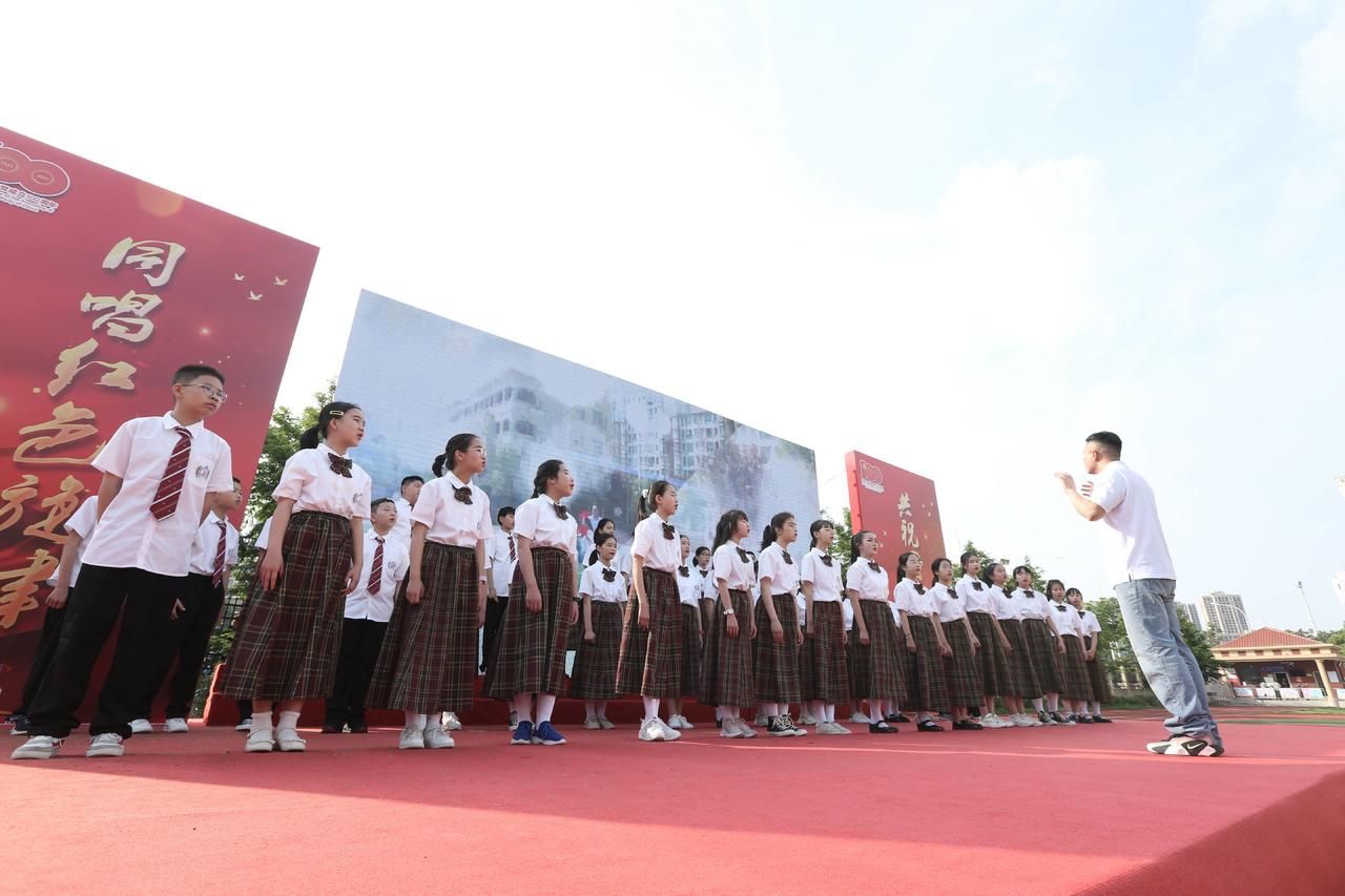 原创武汉市育才同安小学师生,六一庆祝会,唱红歌迎建党百年