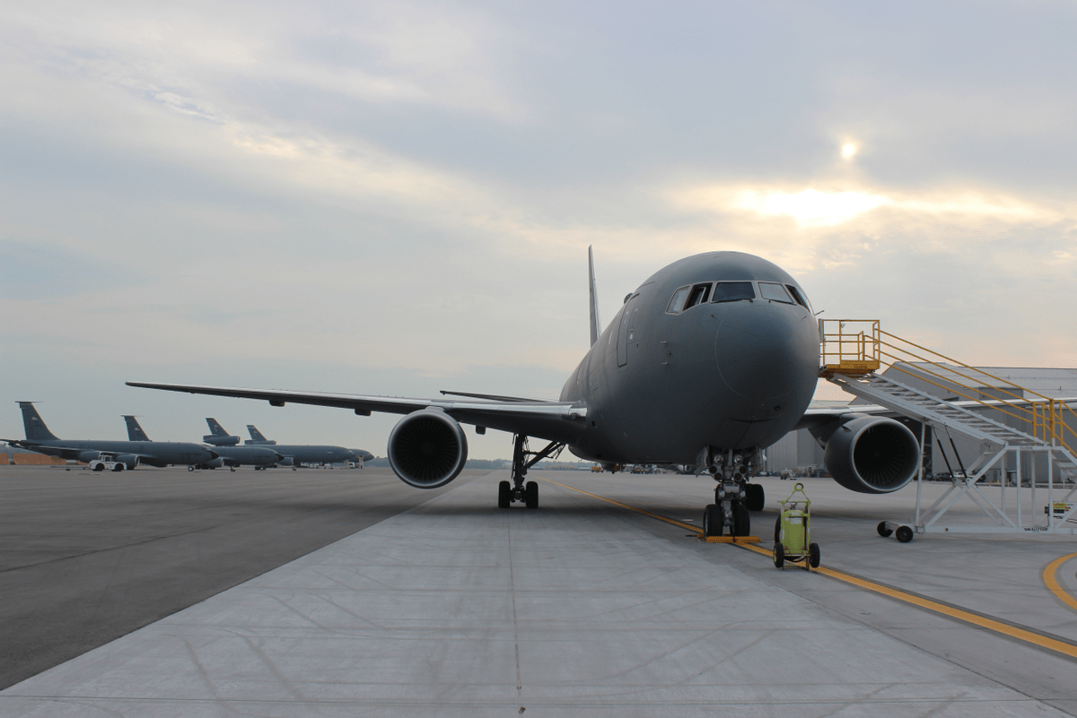 美国空军拟削减32架老式加油机,为新的kc-46加油机腾出空间和人员,但