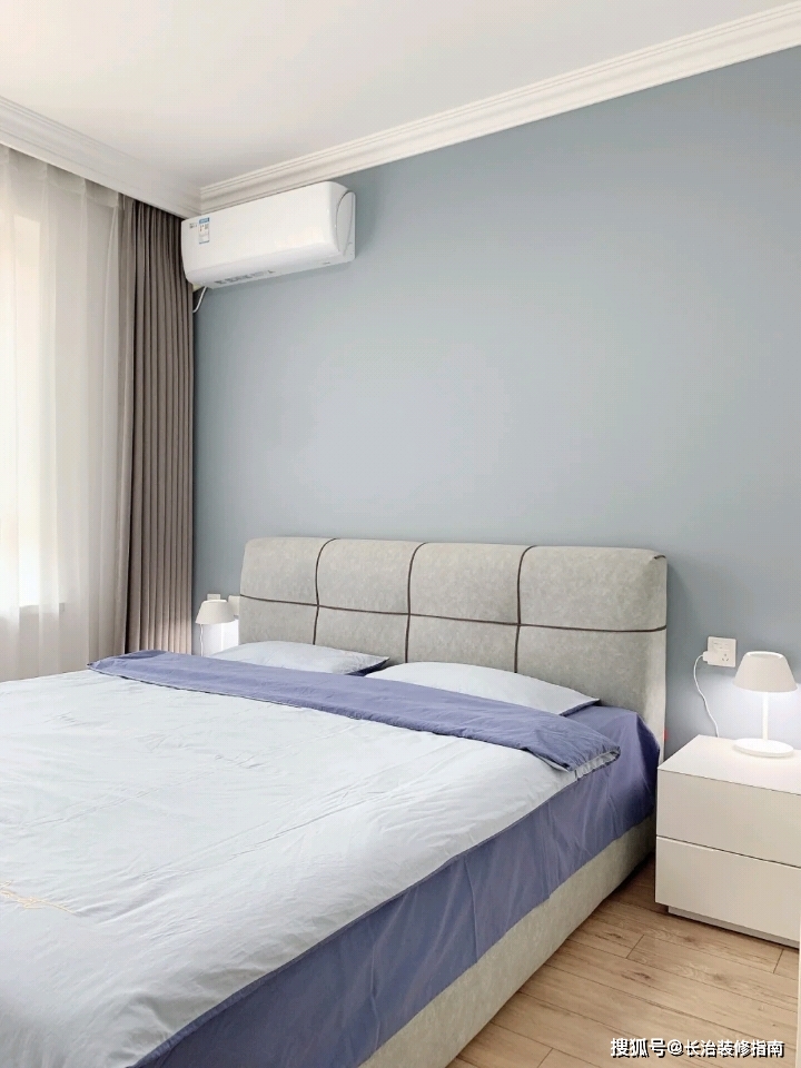 卧室背景墙爱尚家装饰选择了屋主最喜欢的灰蓝色系立邦马蹄铁,属于