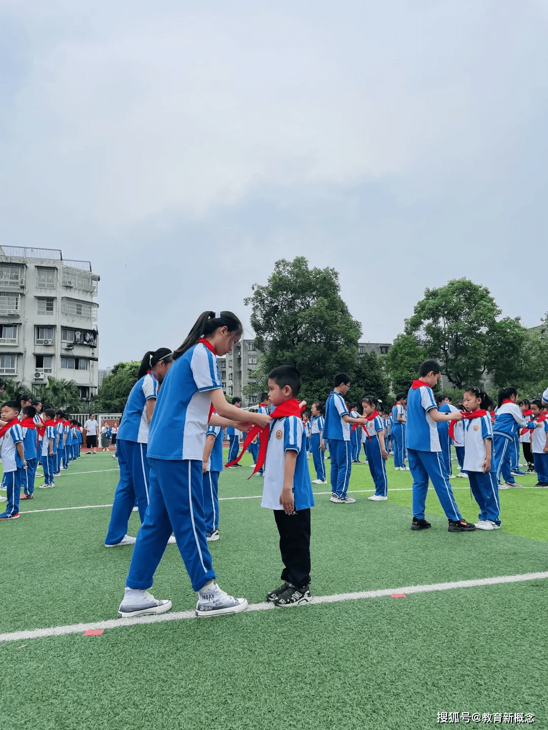 红船起航,逐梦未来——记灵龙小学新队员"六一"入队仪式