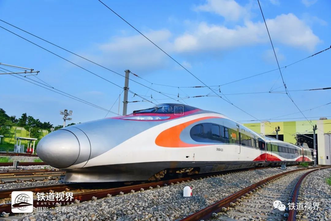 港铁"动感号"crh380a型列车其后,2020年7月,青岛四方庞巴迪铁路运输