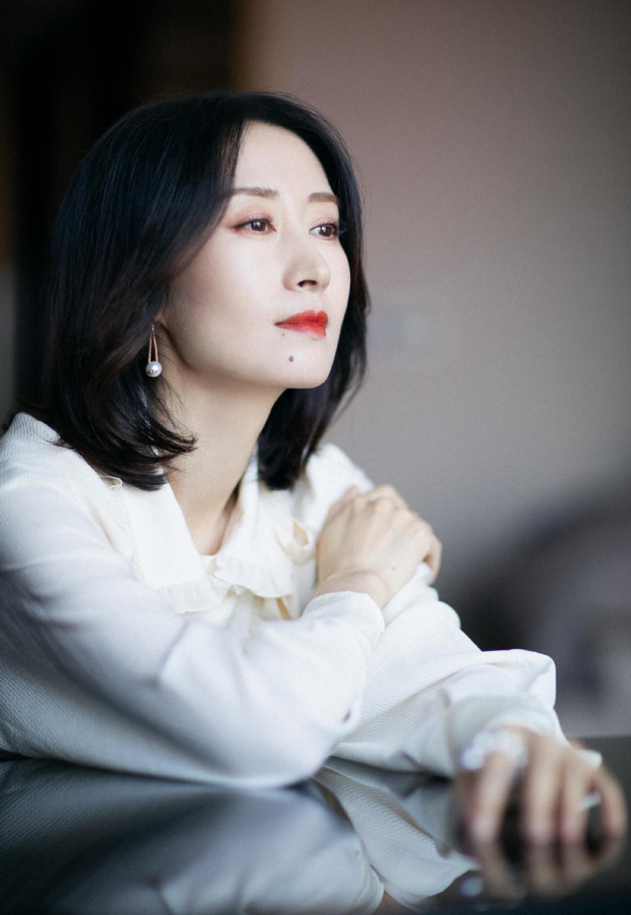 刘敏涛"阿姨辈"里最洋气,白衬衫配长裤简约干练,知性又高级_白色