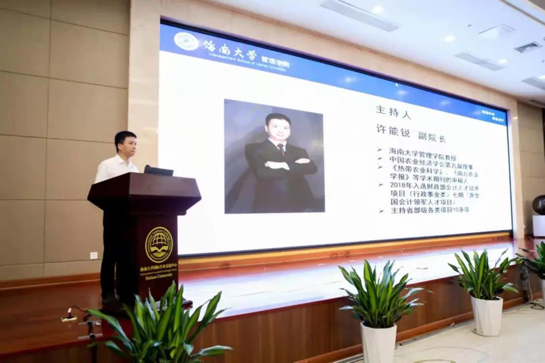 何建欣和海南大学管理学院副院长张德生,党委副书记易振,副院长付景涛